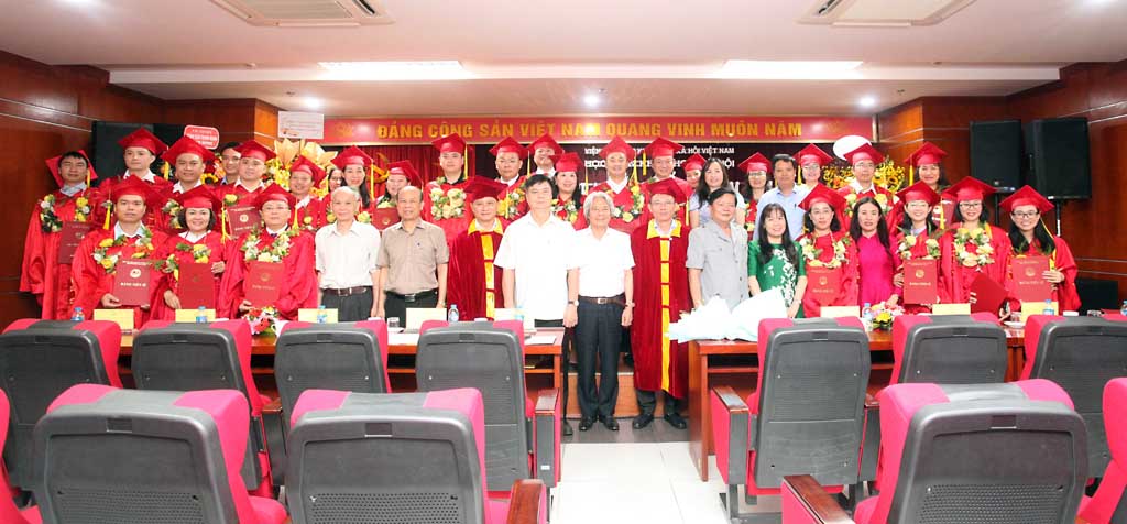 Ban Lãnh đạo Học viện KHXH chụp ảnh lưu niệm cùng các tân tiến sĩ.